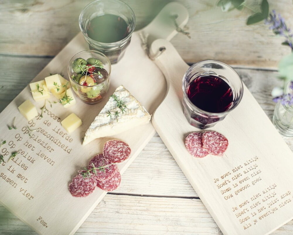 Tapas-borrelplank met verschillende teksten